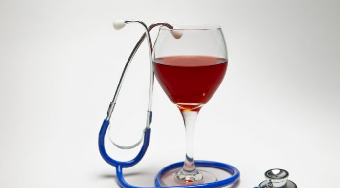 copa con beneficios médicos del vino tinto