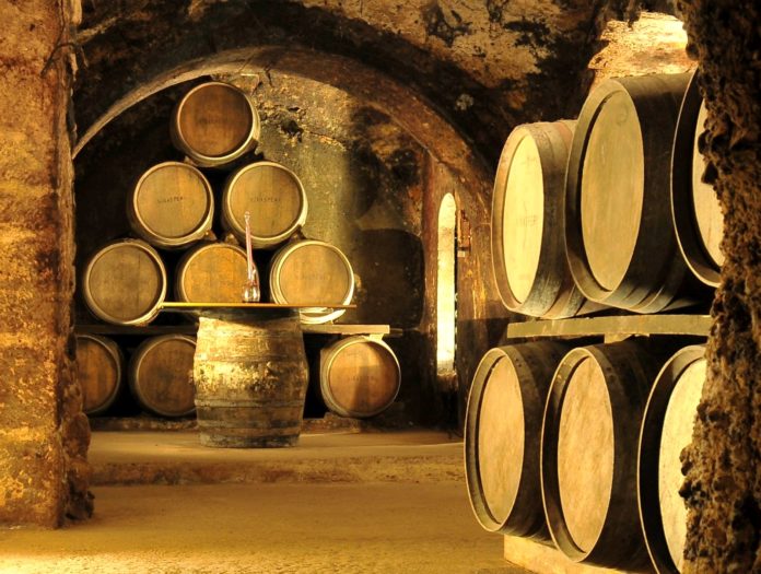 Barricas que se usan para la maceración del vino tinto roble
