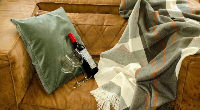 Representación de un "vino tranquilo", en un sofá y con una manta