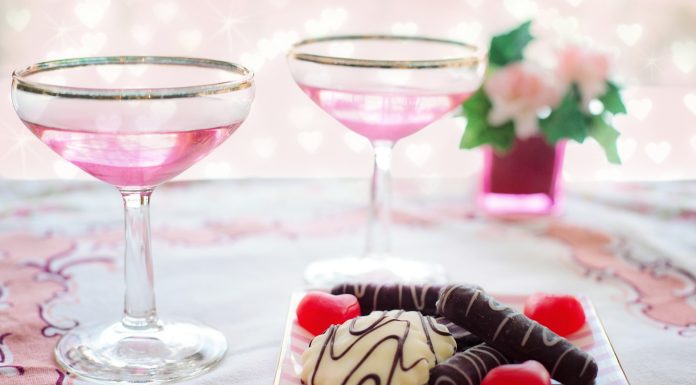 Dos copas de vinos rosados acompañan a unos dulces.