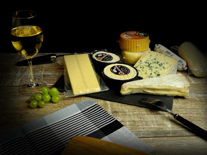 Los quesos, un alimento que marida a la perfección con el vino blanco.